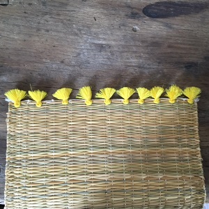 Mantel individual pompones amarillos
